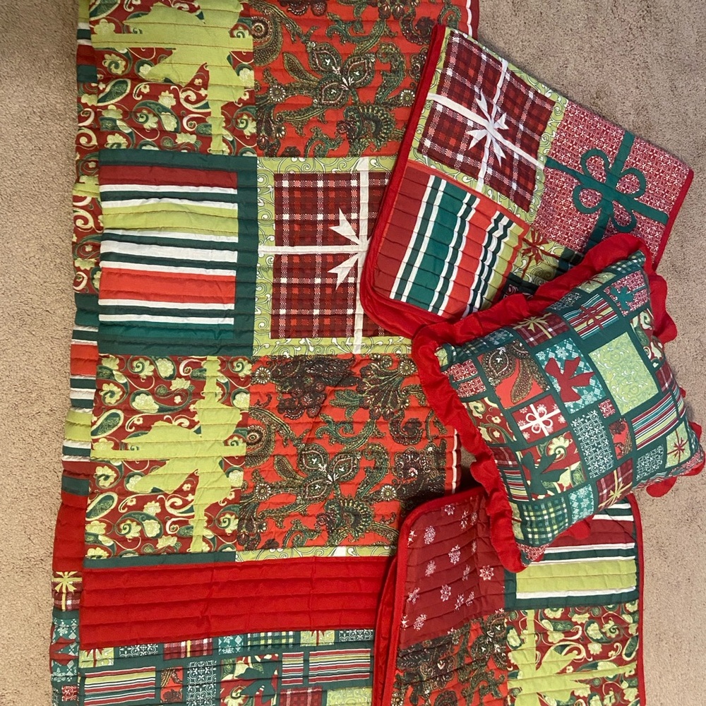 Festive Patchwork Holiday Quilt Set - Red and Green